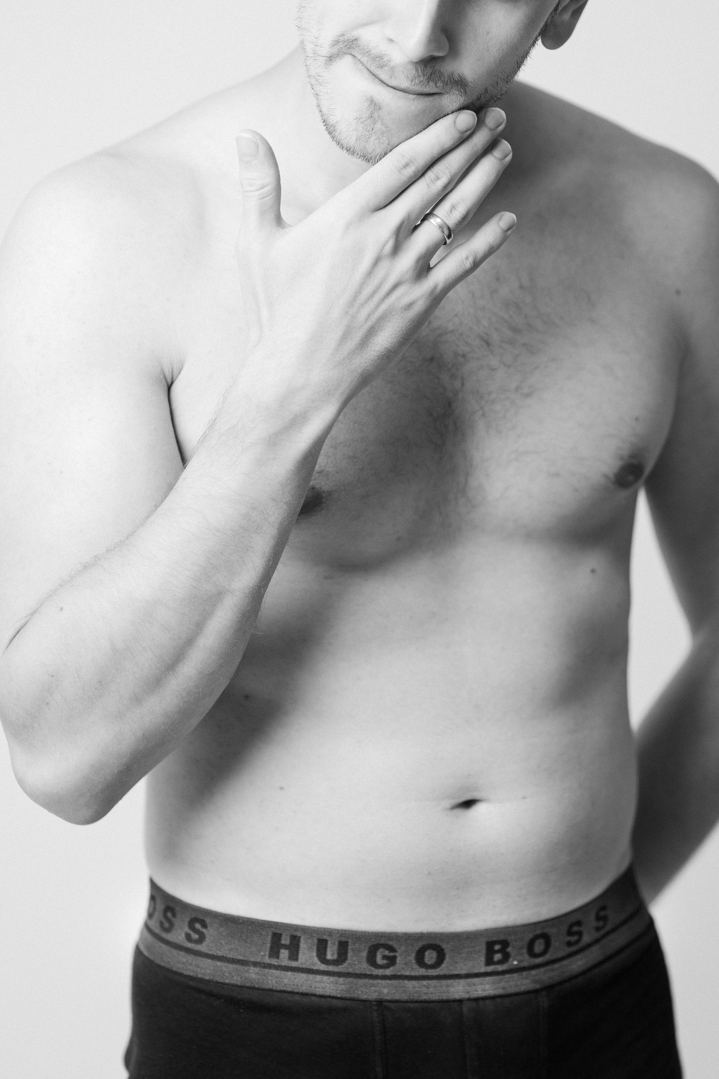 Fashion-Portrait, Mann mit Hand am Kinn, Schwarzweiß